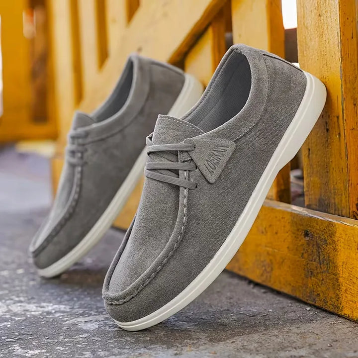 Moderne grijze heren slip-ons, combineren gemak met een trendy uitstraling.