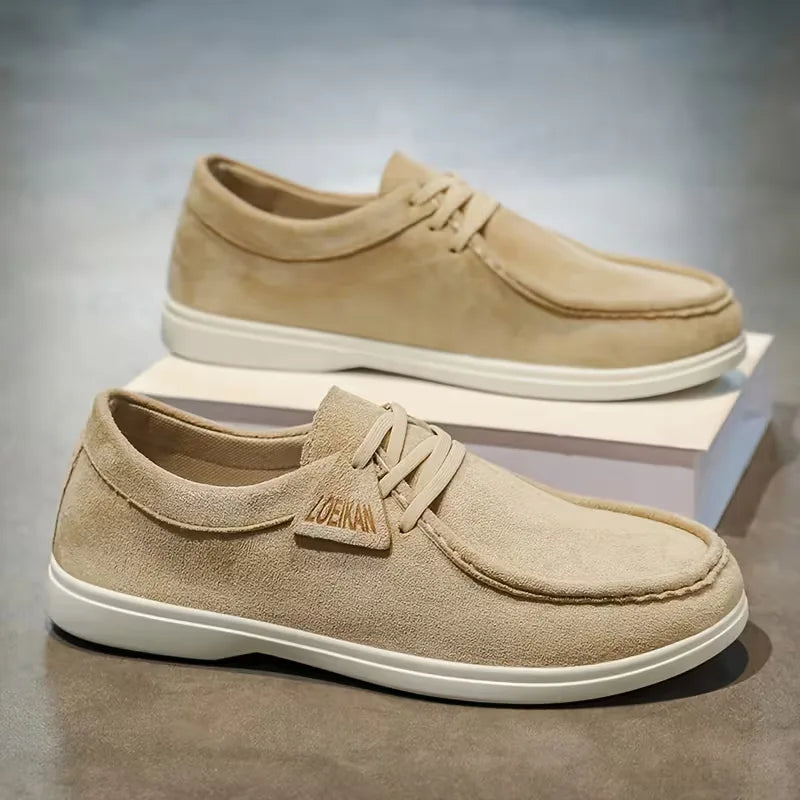 Grijze lage slip-on herensneakers, ideaal voor een veelzijdige casual look.