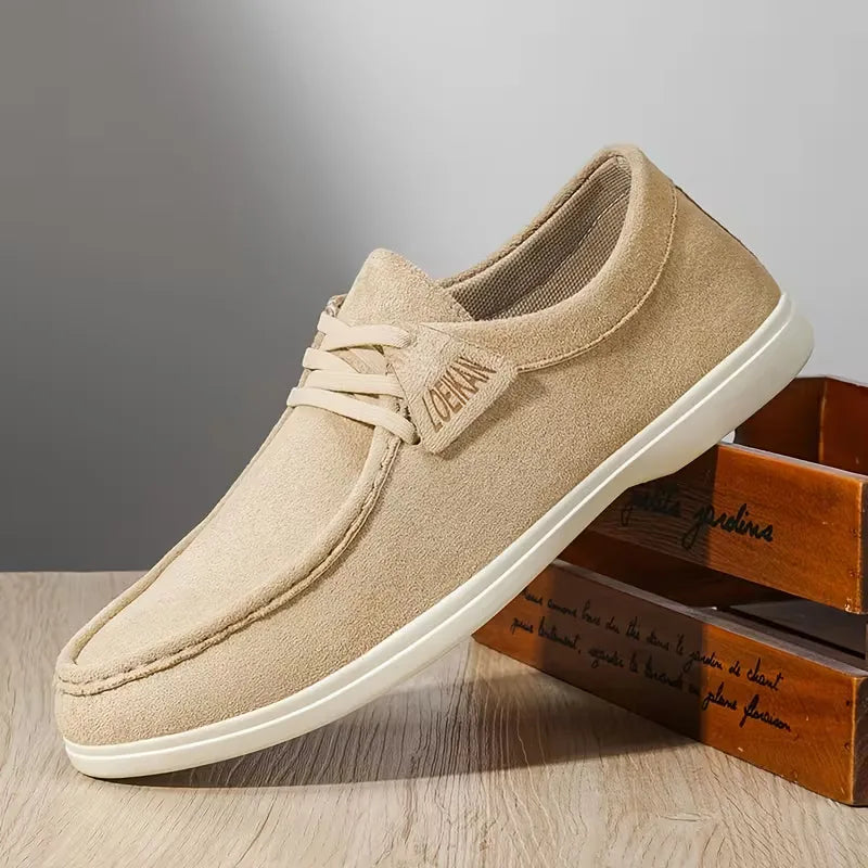 Comfortabele beige heren instapsneakers, perfect als reisschoenen.