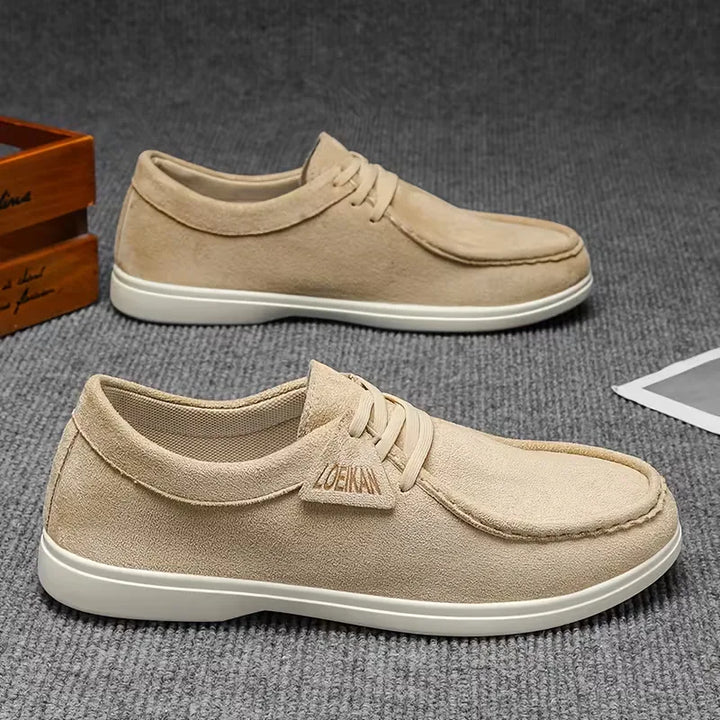 Modieuze grijze heren slip-on schoenen, gemakkelijk aan en uit te trekken.