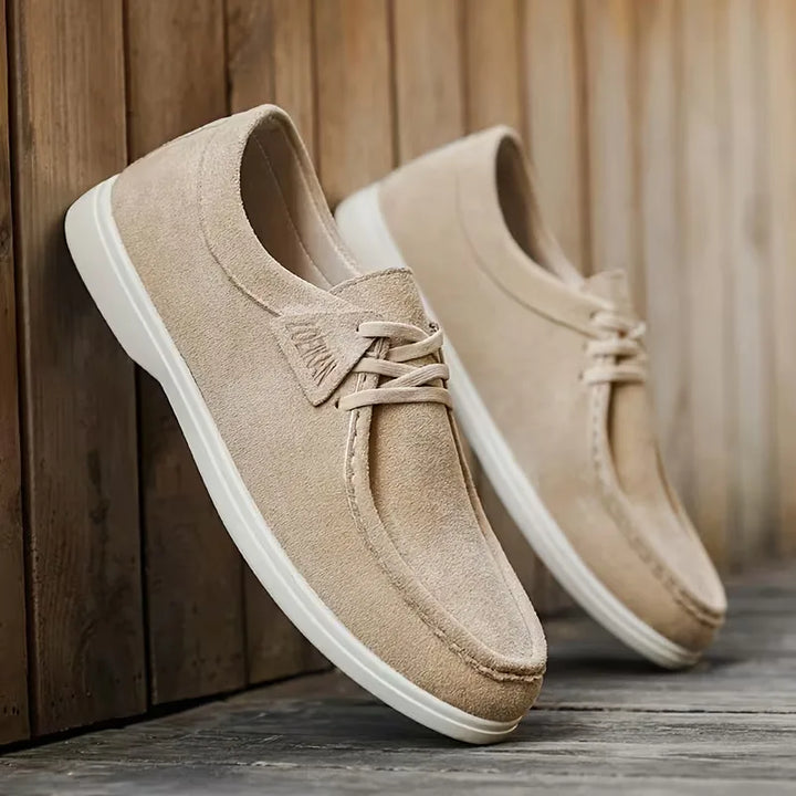 Lichtgewicht beige casual sneakers voor heren, comfortabel voor lange dagen.