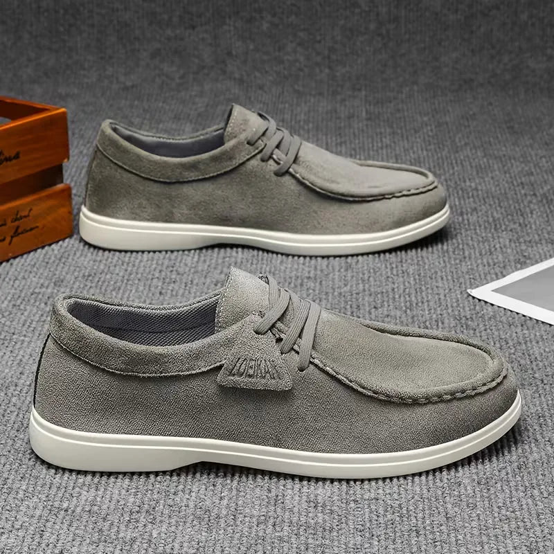 Stijlvolle grijze slip-on sneakers, perfect voor een moeiteloze herfstlook.