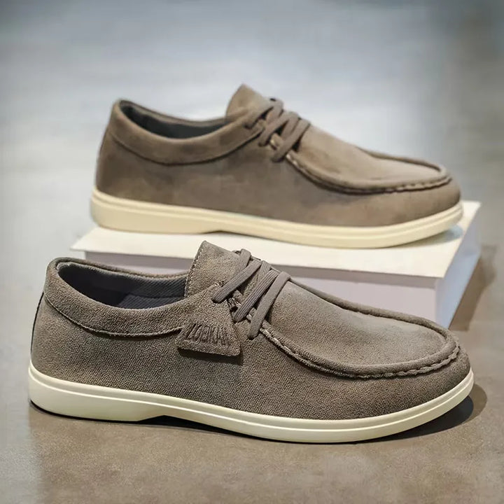 Elegante grijze lage herensneakers, veelzijdig te combineren met elke outfit.