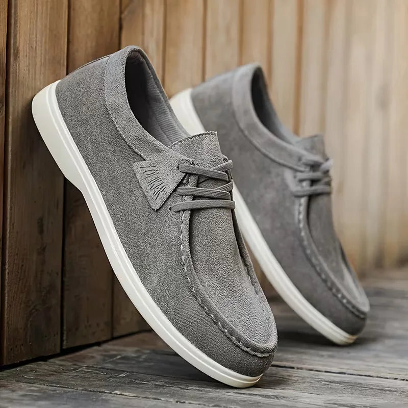 Praktische beige slip-on herenschoenen, perfect voor een actieve levensstijl.