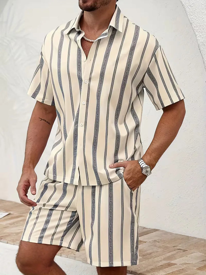 Stijlvolle beige tweedelige zomerset voor heren, comfortabele strandkleding met strepen.