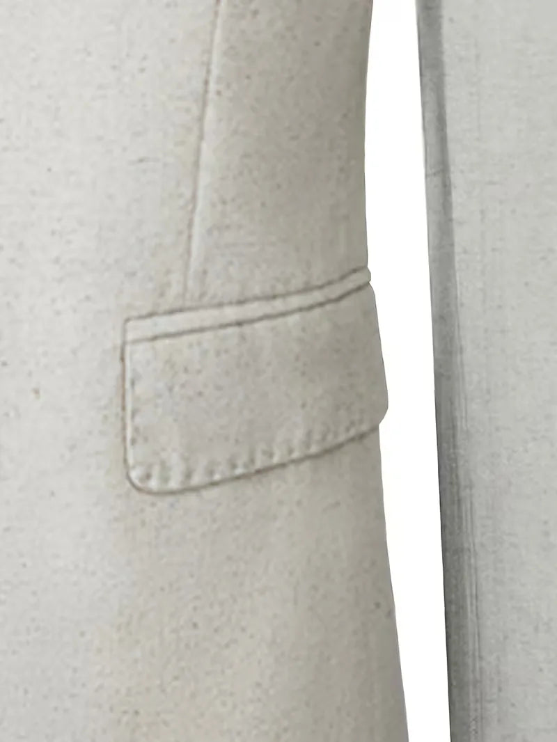 Detailfoto van beige slim fit herenpak, benadrukt de verfijnde snit en elegante uitstraling.