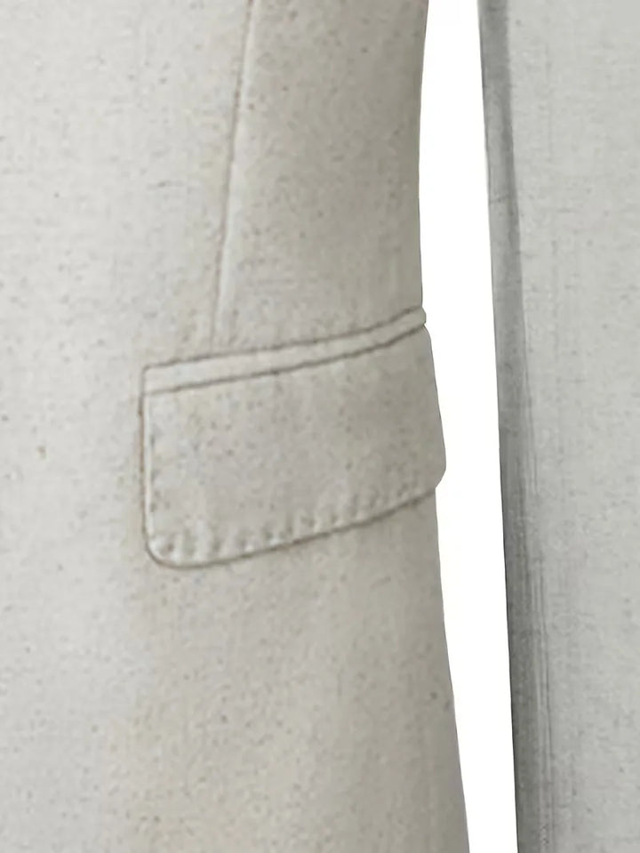 Detailfoto van beige slim fit herenpak, benadrukt de verfijnde snit en elegante uitstraling.