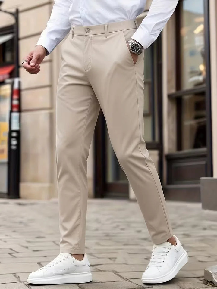 Beige slimfit heren chino broek, ideaal voor een stijlvolle casual of smart-casual look.