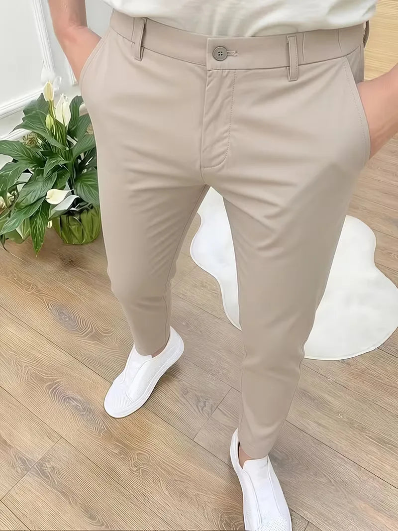 Stijlvolle beige slimfit chino voor heren, perfect voor zowel casual als zakelijke gelegenheden.