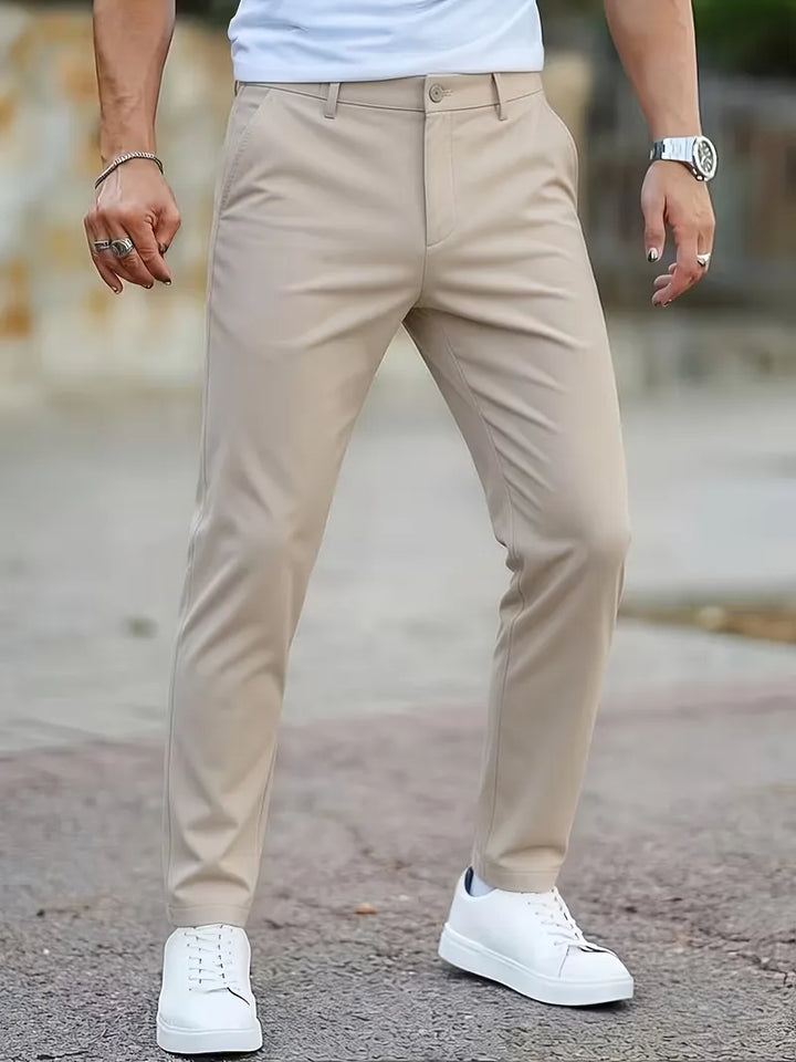 Comfortabele slimfit heren chino in beige, een modieuze broek voor elke man, casual en zakelijk.