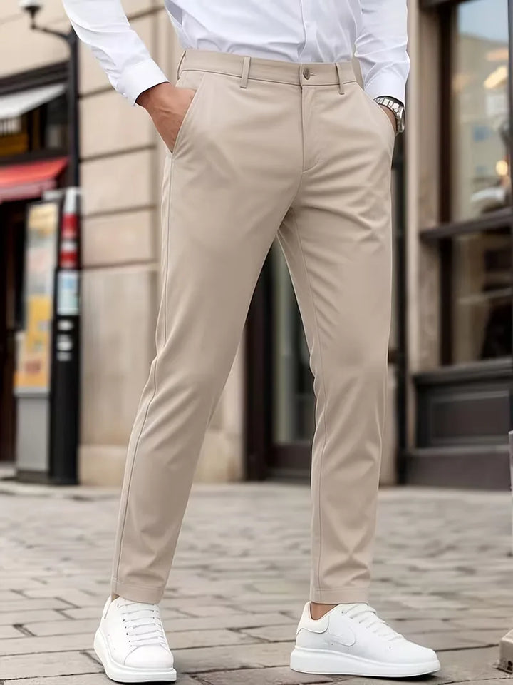 Veelzijdige beige heren chino broek met slimfit pasvorm, essentieel voor een moderne smart-casual look.