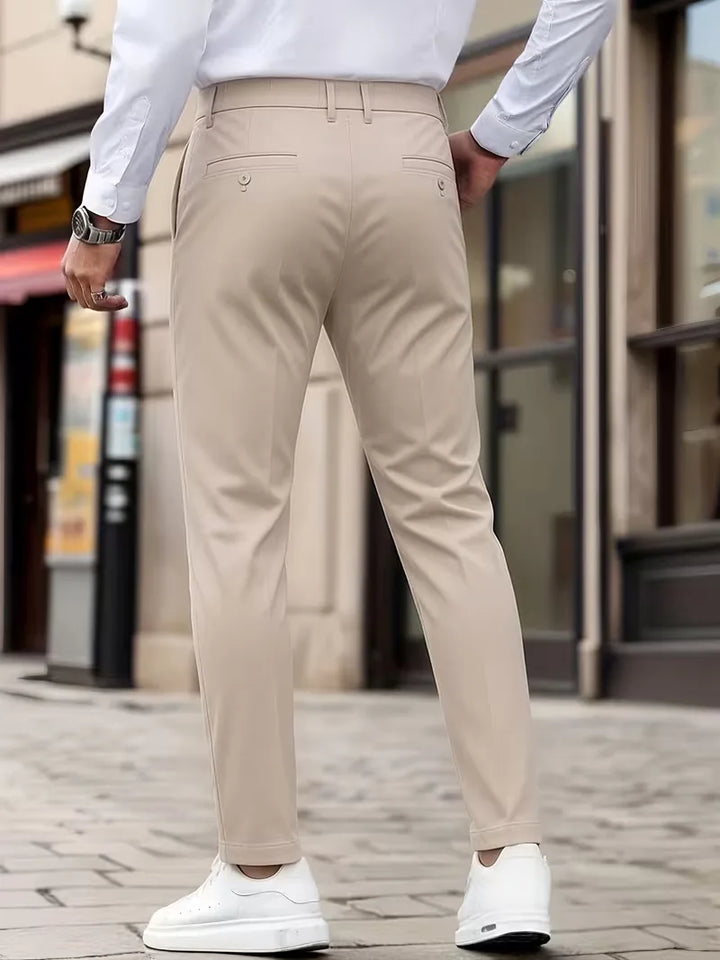 Modieuze beige slimfit chino herenbroek, combineert comfort met stijl, geschikt voor diverse outfits.