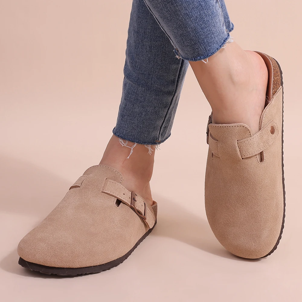 "Beige suède orthopedische kurk slippers voor dames met verstelbare gesp, biedt comfort en stijlvolle pasvorm."