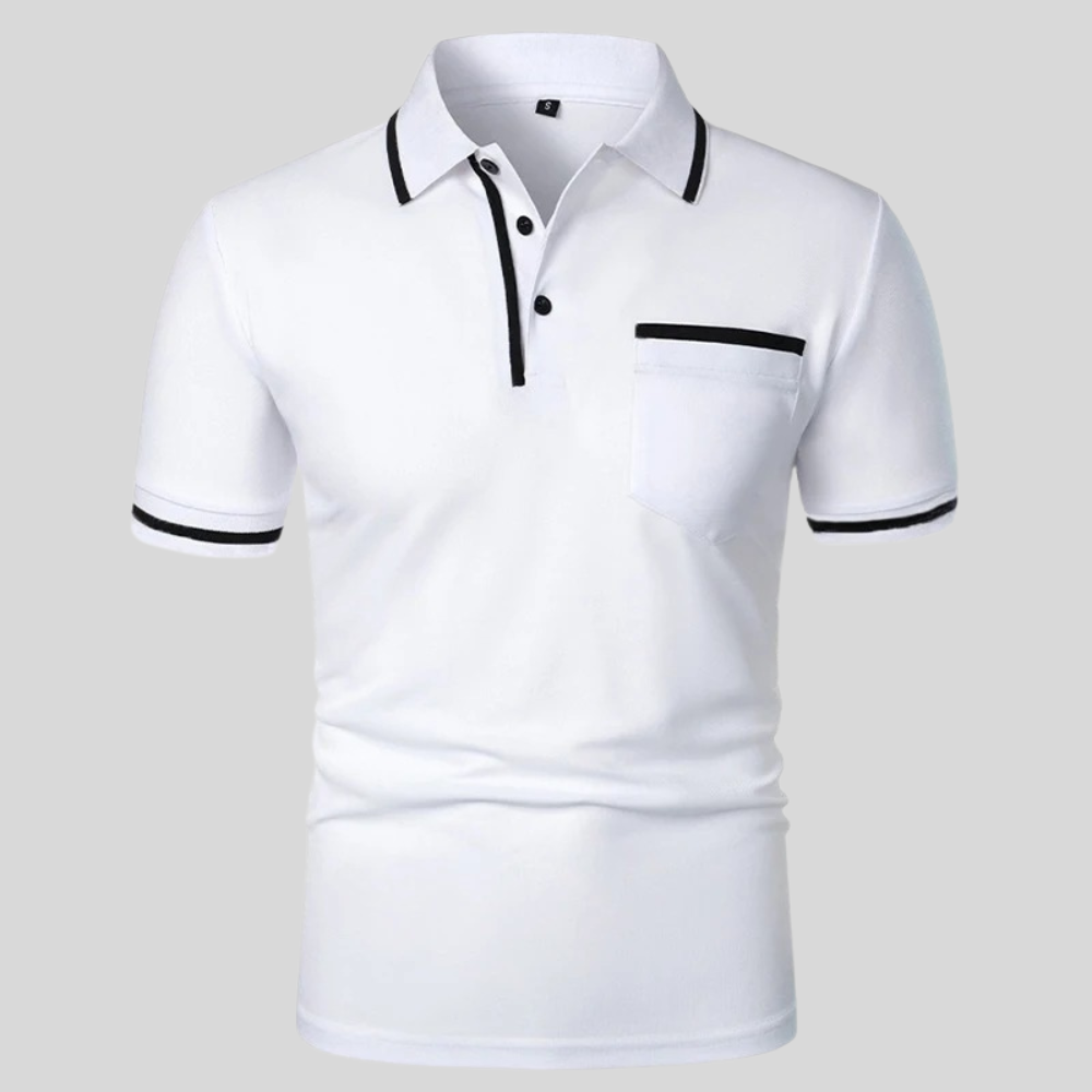 Detail van de borstzak op een trendy herenpoloshirt met korte mouwen.