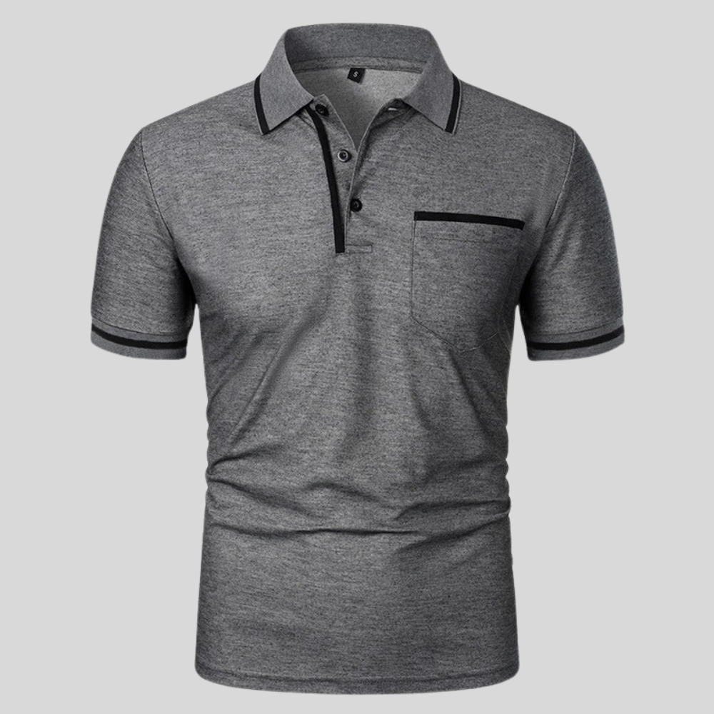 Model draagt een casual herenpolo met korte mouwen en borstzak, perfect voor een zomerse outfit.