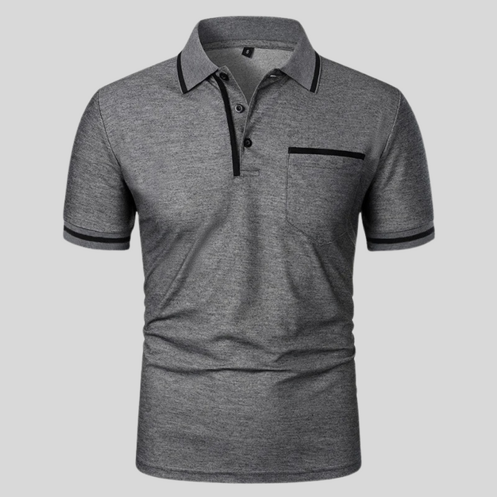 Model draagt een casual herenpolo met korte mouwen en borstzak, perfect voor een zomerse outfit.