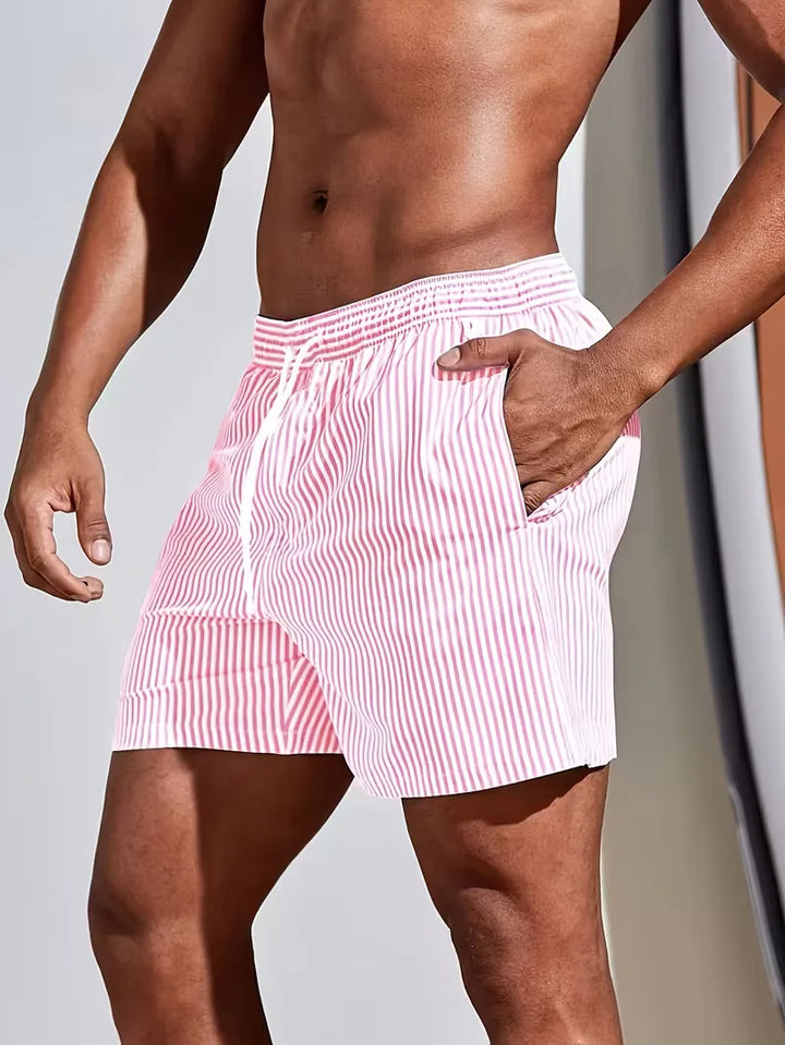 Veelzijdige gestreepte heren zwemshorts voor zowel strand als zwembad. Stijlvolle blauw-roze badmode voor mannen.