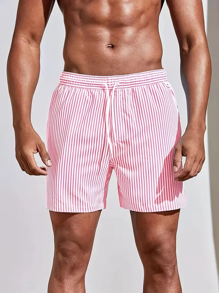 Modieuze blauw-roze gestreepte heren zwemshorts, perfect voor een stijlvolle zomerse uitstraling op vakantie.