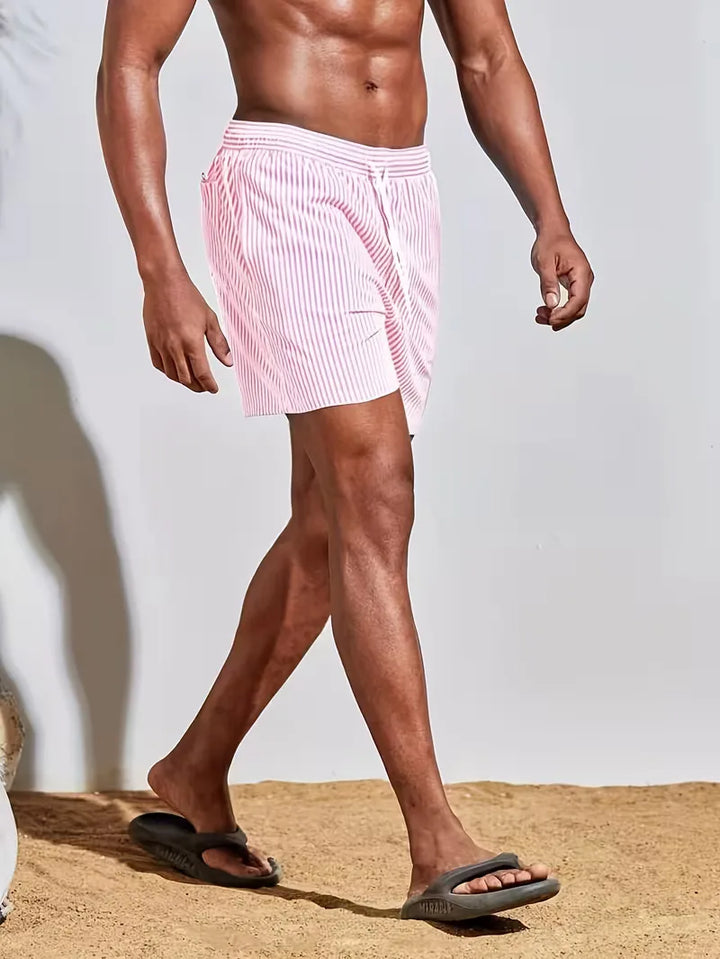 Gestreepte heren zwemshorts in blauw en roze. Stijlvolle badmode voor zomer, strand en zwembad. Comfortabel en trendy.