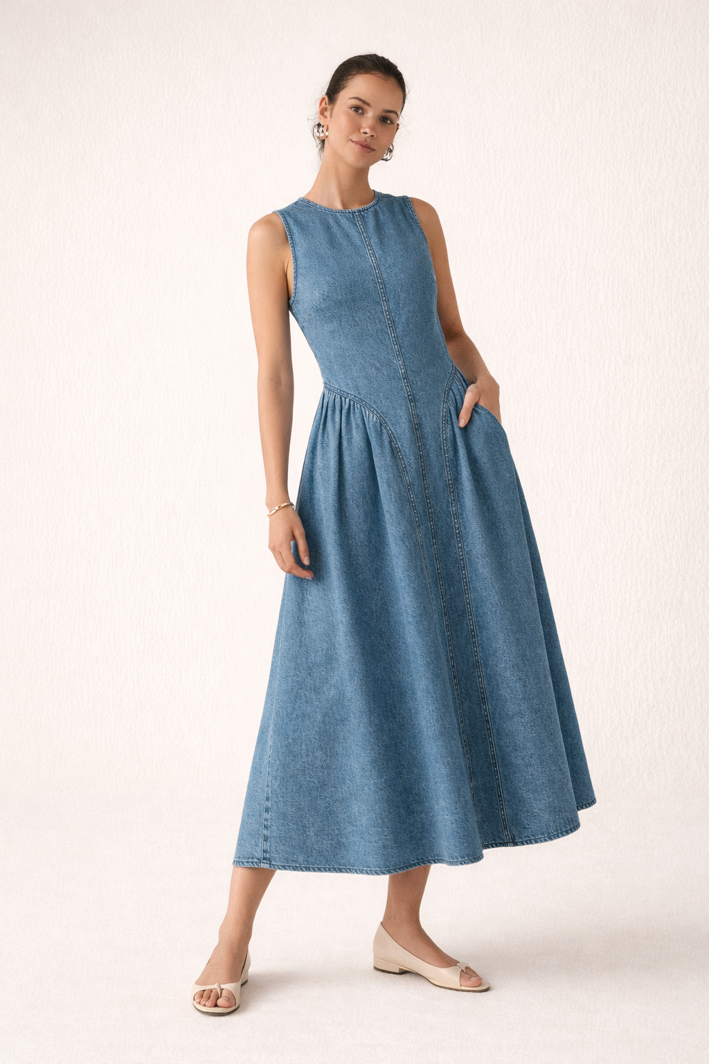 Comfortabele baggy blauwe mouwloze dames zomerjurk. Veelzijdig en ideaal voor casual zomerse dagen.