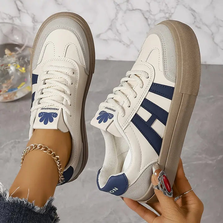 Blauwe dames casual sneakers, stijlvol en comfortabel voor dagelijkse mode.