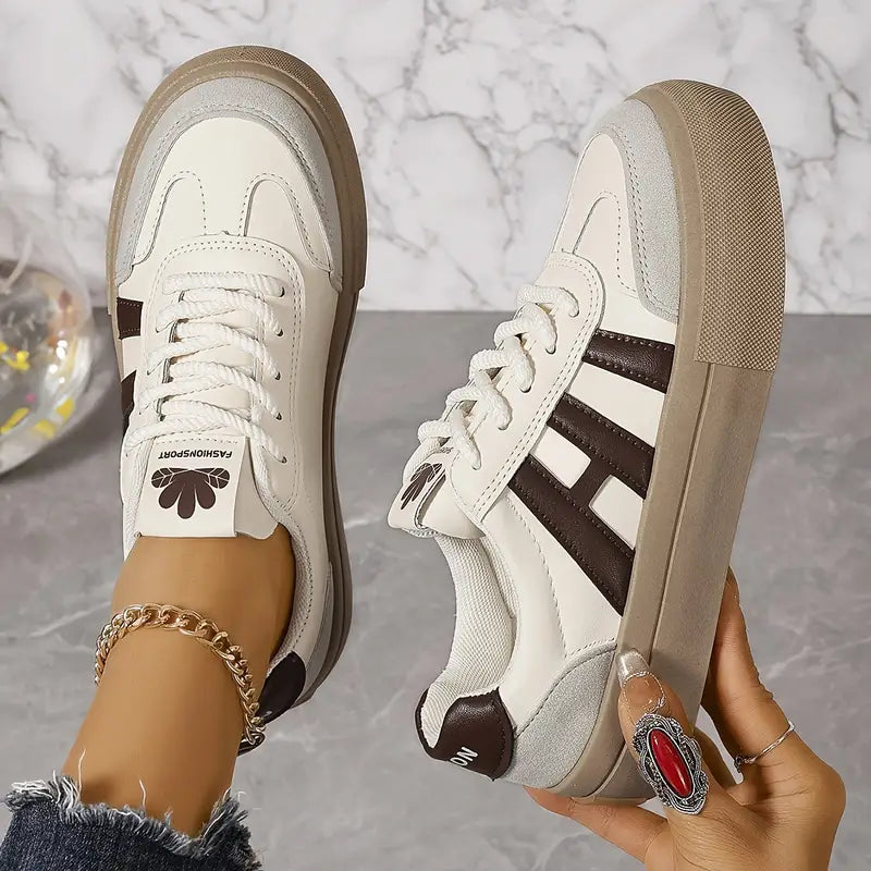 Bruine trendy dames sneakers, perfecte comfortabele schoenen voor een casual look.