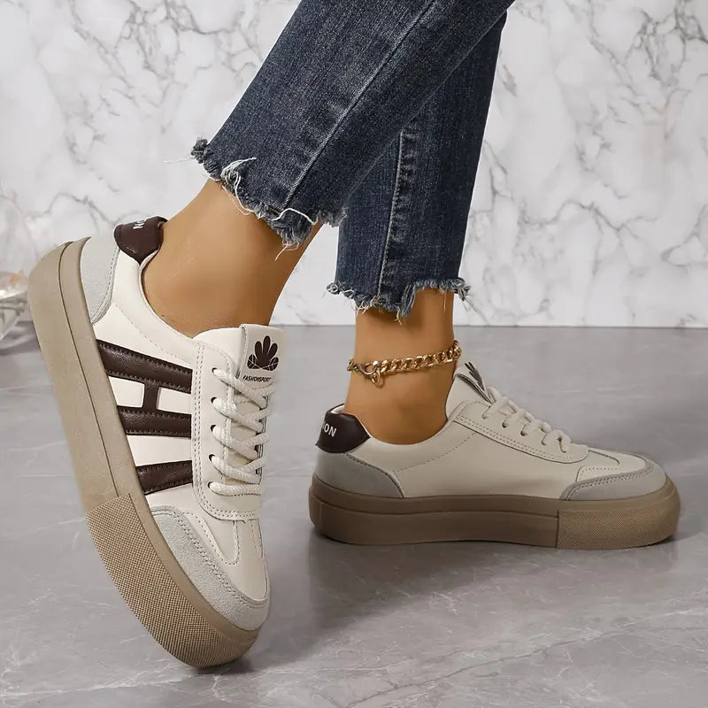 Stijlvolle mode sneakers voor dames, verkrijgbaar in blauw en bruin voor een trendy casual stijl.