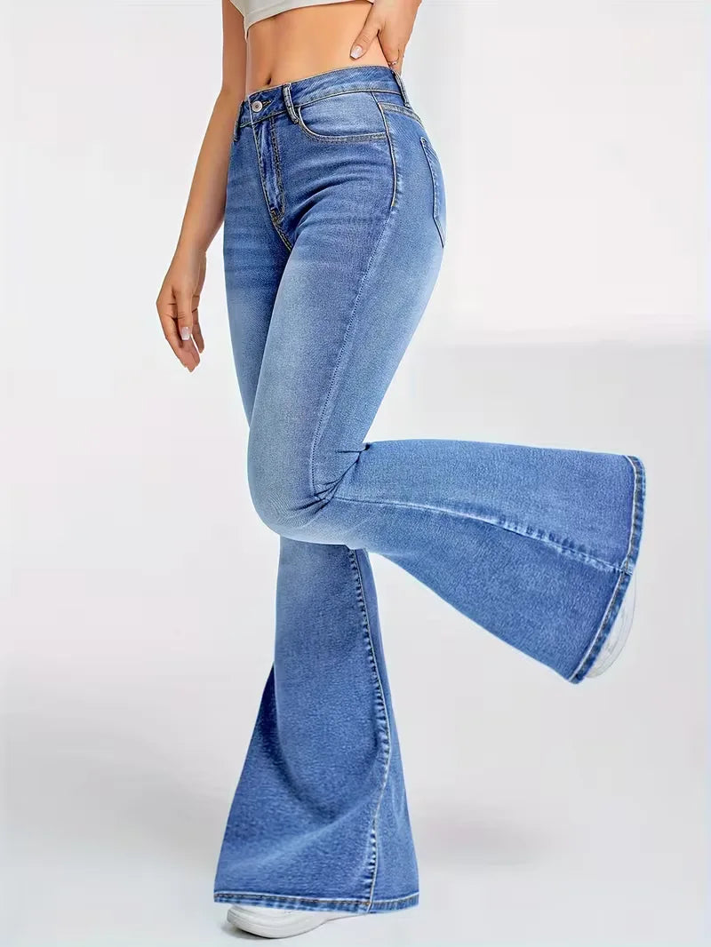 Detail van trendy blauwe dames flared jeans met hoge taille, comfortabele stof voor lente/zomer.