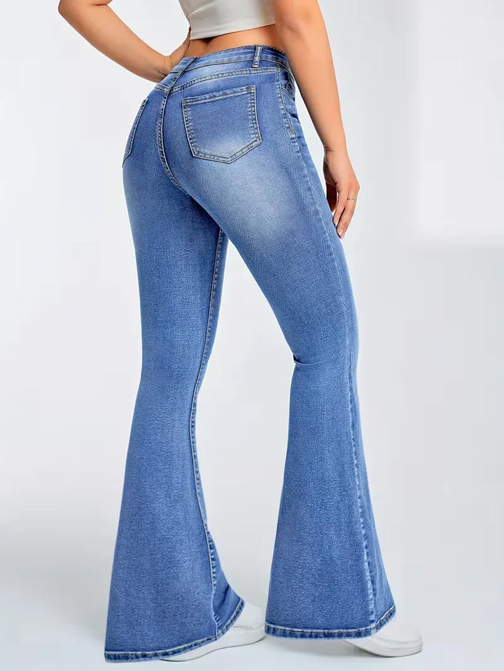 Model draagt stijlvolle blauwe flared jeans met hoge taille, perfect voor een comfortabele mode-look.