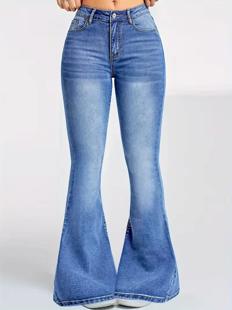 Achterkant van dames flared jeans, blauw met hoge taille, accentueert figuur met wijde pijpen.