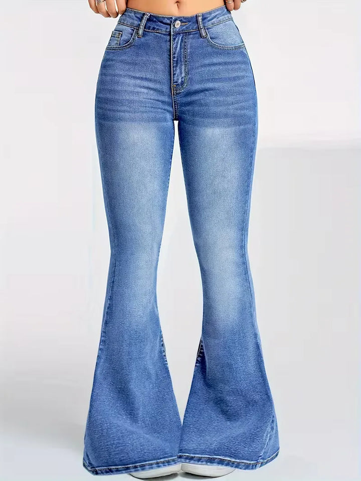 Achterkant van dames flared jeans, blauw met hoge taille, accentueert figuur met wijde pijpen.