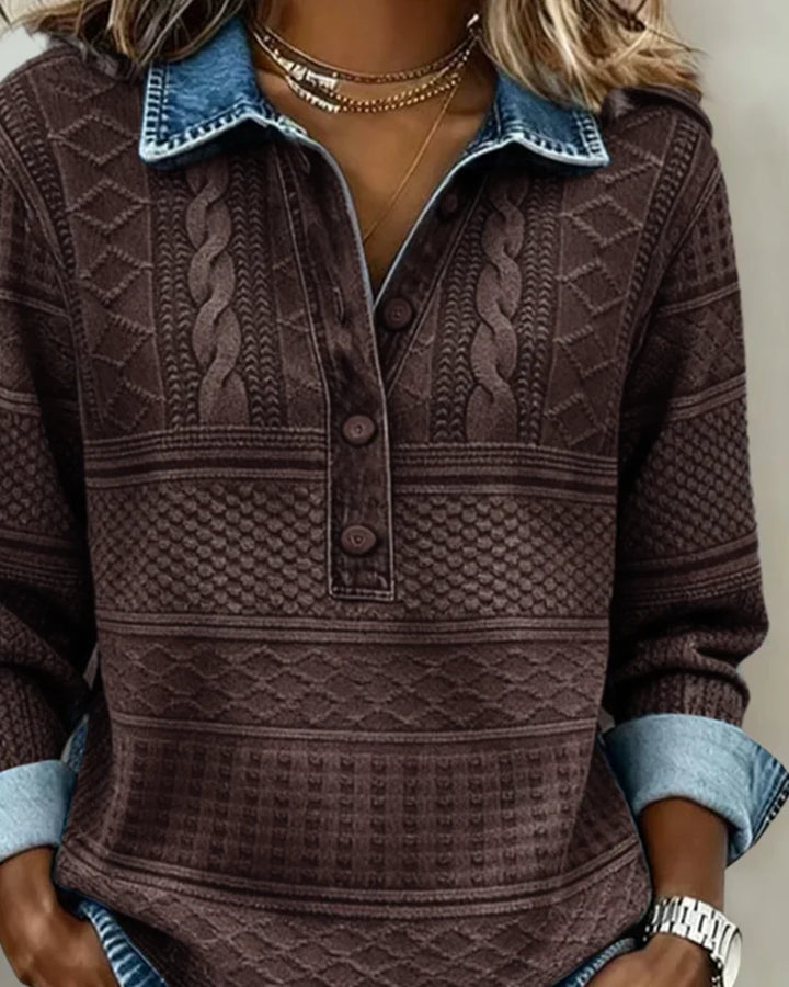 Bruine dames trui met polokraag, half knoopsluiting en uniek structuurdesign voor een modieuze stijl.
