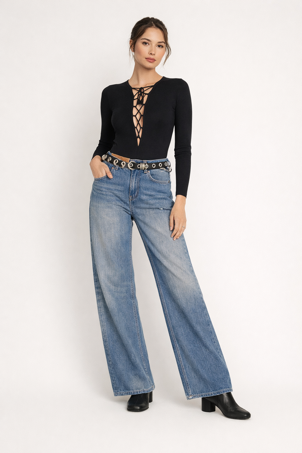 Blauwe damesbroek met wijde pijpen, comfortabel en stijlvol voor een moderne, casual look.