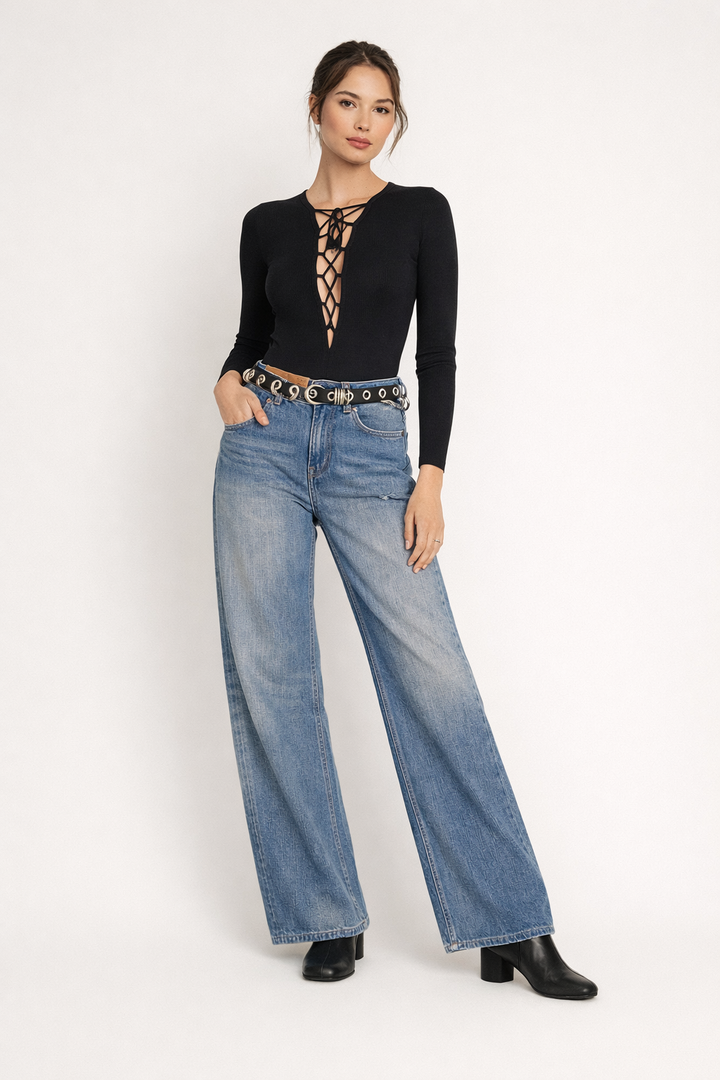 Blauwe damesbroek met wijde pijpen, comfortabel en stijlvol voor een moderne, casual look.