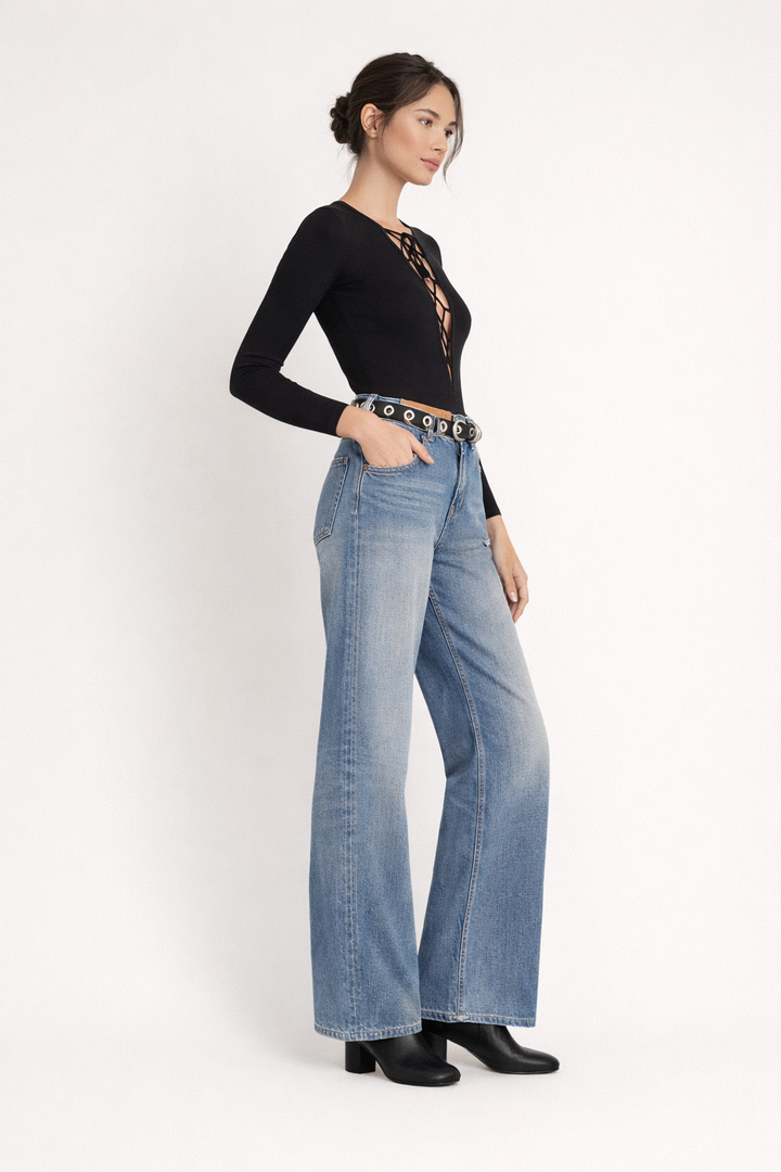 Elegante damesbroek met wijde pijpen in blauw, perfect voor een stijlvolle en comfortabele fashion statement.