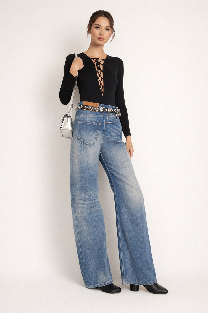 Comfortabele blauwe damesbroek met wijde pijpen, ideaal voor een casual maar toch stijlvolle moderne outfit.