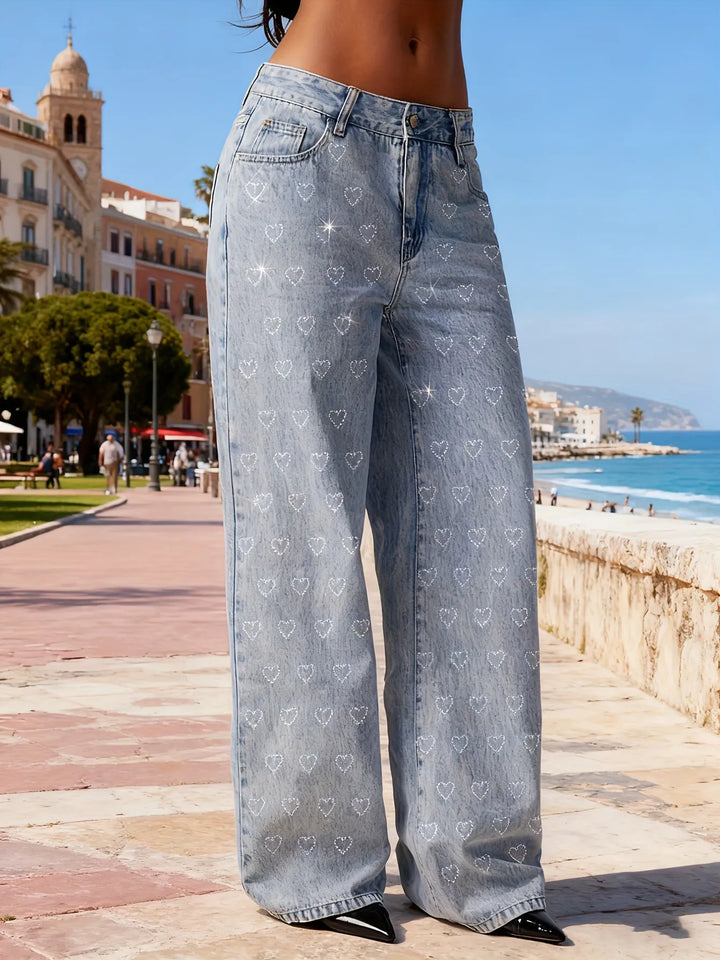 Vrouwelijke wijde pijp damesjeans, casual blauw, met hoge taille en subtiele sprankelende hartjes.