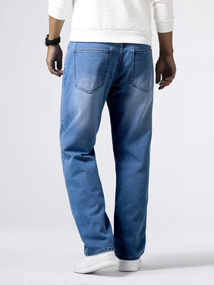 Detail van heren loose fit jeans: vijf zakken, mid-rise en duurzame denim stof voor dagelijks comfort.