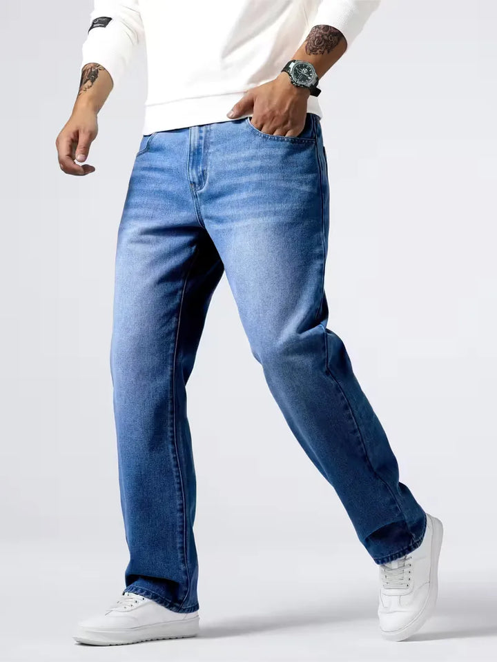 Achterkant van comfortabele heren loose fit jeans, met straight leg en relaxte pasvorm voor maximale bewegingsvrijheid.