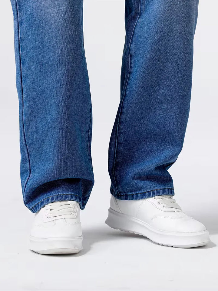 Opgevouwen blauwe heren loose fit jeans van hoogwaardige denim met een relaxte straight leg en comfortabele fit.