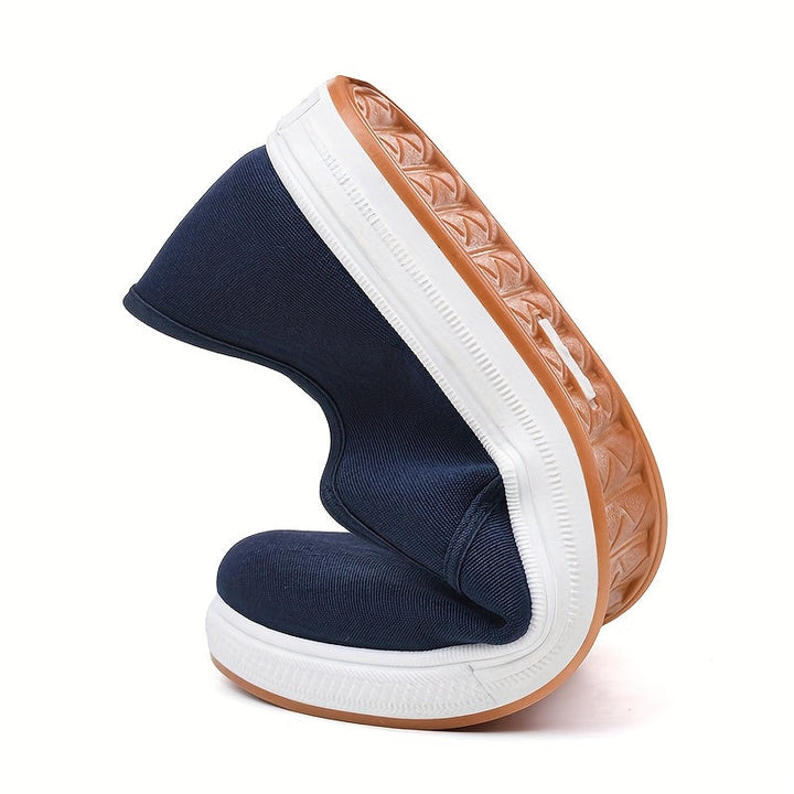 "Blauwe heren sneakers slip-on loafers met elastische zijbanden en antislipzool, perfect voor casual en zomers gebruik."