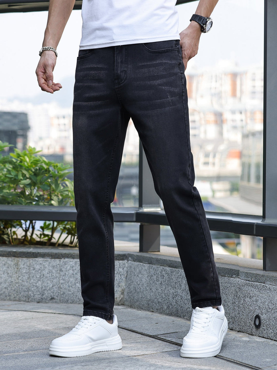 Modieuze heren stretchbroek in blauw, combineert comfort met een moderne pasvorm, veelzijdig.