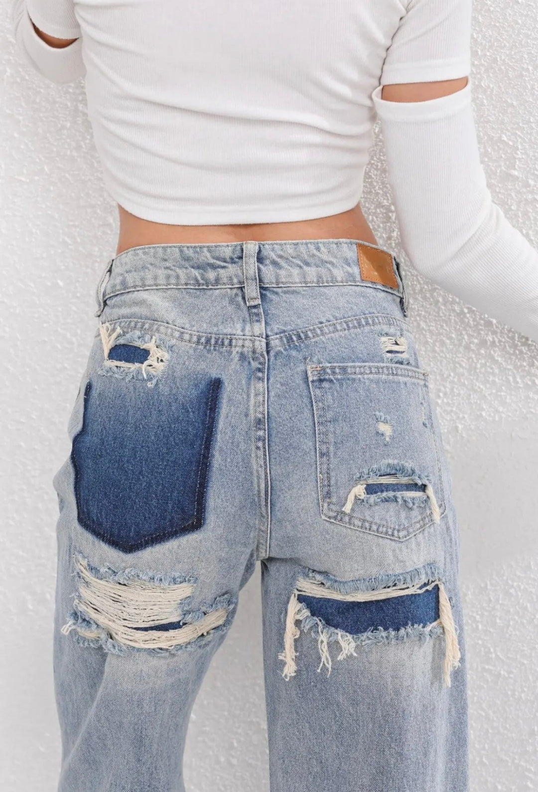 Stoere blauwe dames jeans, vintage stijl, met ripped details en rechte pijpen, streetwear.
