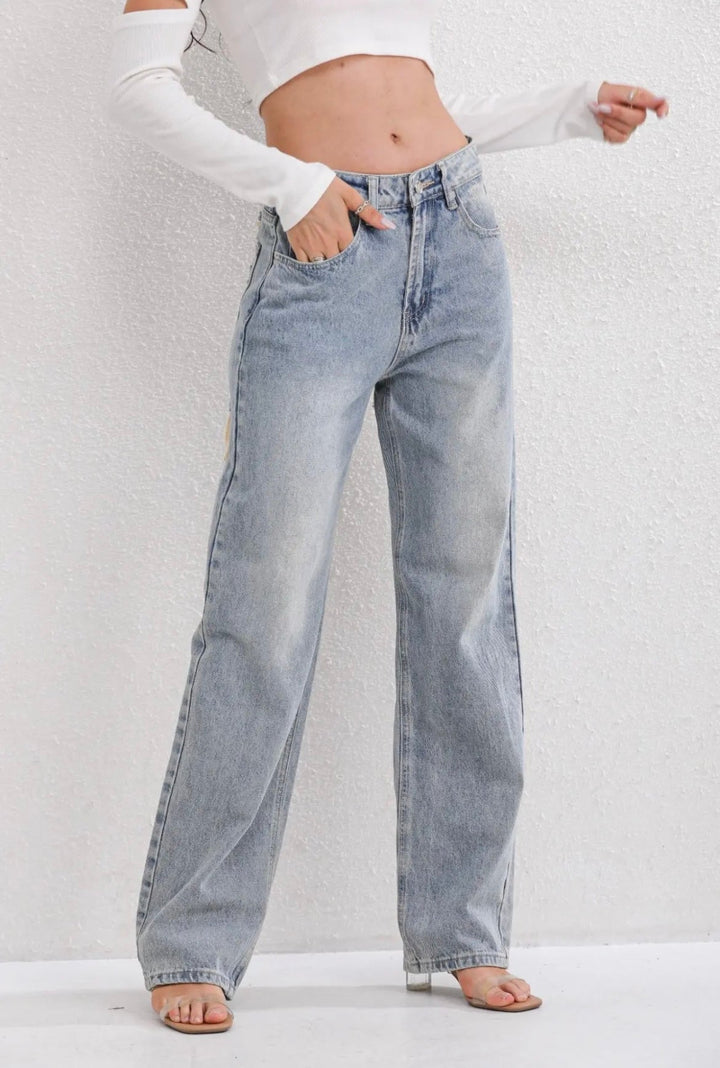 Blauwe straight fit jeans voor dames, met vintage wash en stoere rips, ideale streetwear.