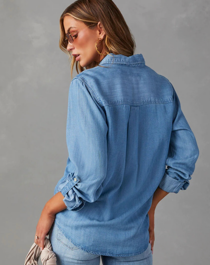 Close-up van de knoopsluiting op een damesblouse.