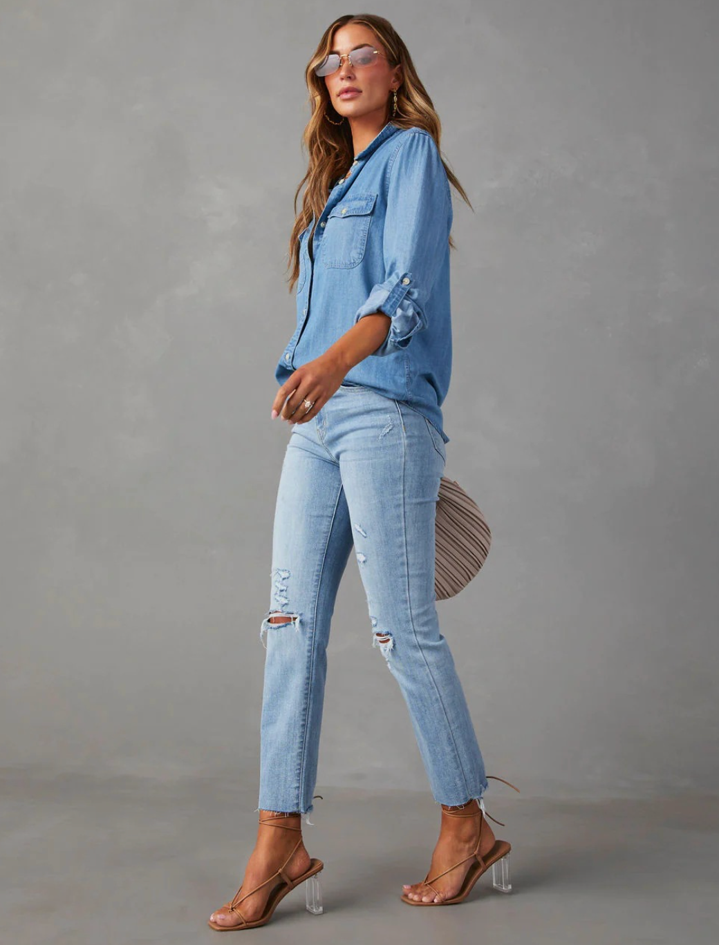Overzicht van de pasvorm van de damesblouse met knoopsluiting.