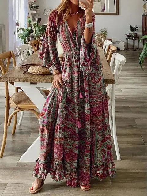 "Bohemian lange jurk met V-hals, flare mouwen en kleurrijke print. Ideaal voor zomer, feestjes en boho-chique stijl."