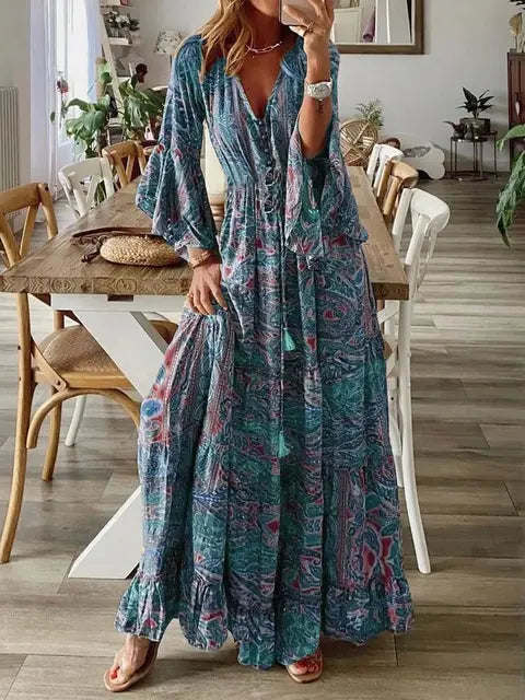 "Bohemian lange jurk met V-hals, flare mouwen en kleurrijke print. Ideaal voor zomer, feestjes en boho-chique stijl."