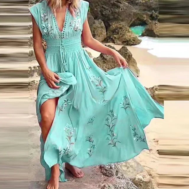 Vooraanzicht van een multicolor bohemian dames maxi jurk met verfijnde bloemenborduursels en V-hals.