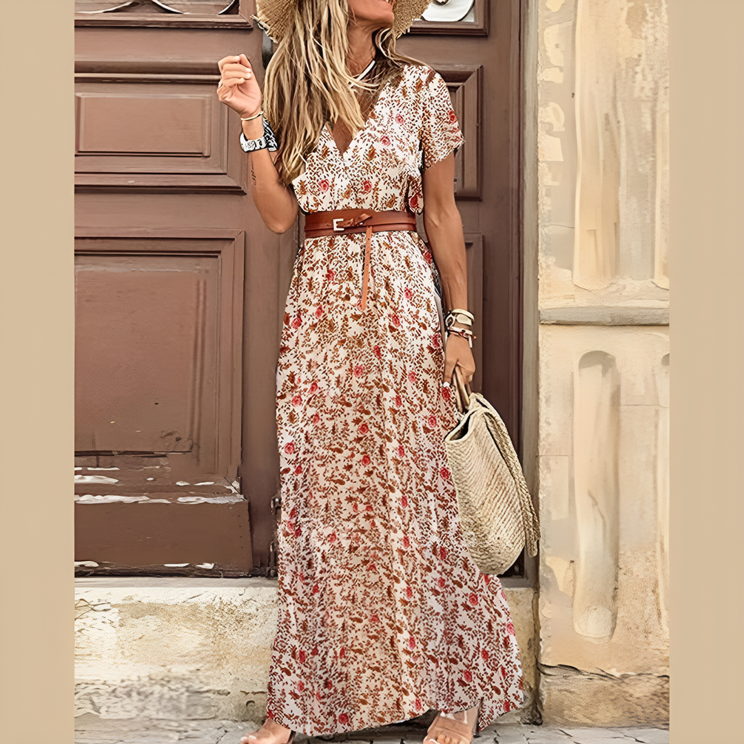"Bohemian vintage damesjurk met hoge split en unieke prints, vloeiende lijnen, ideaal voor een opvallende bohemien look"